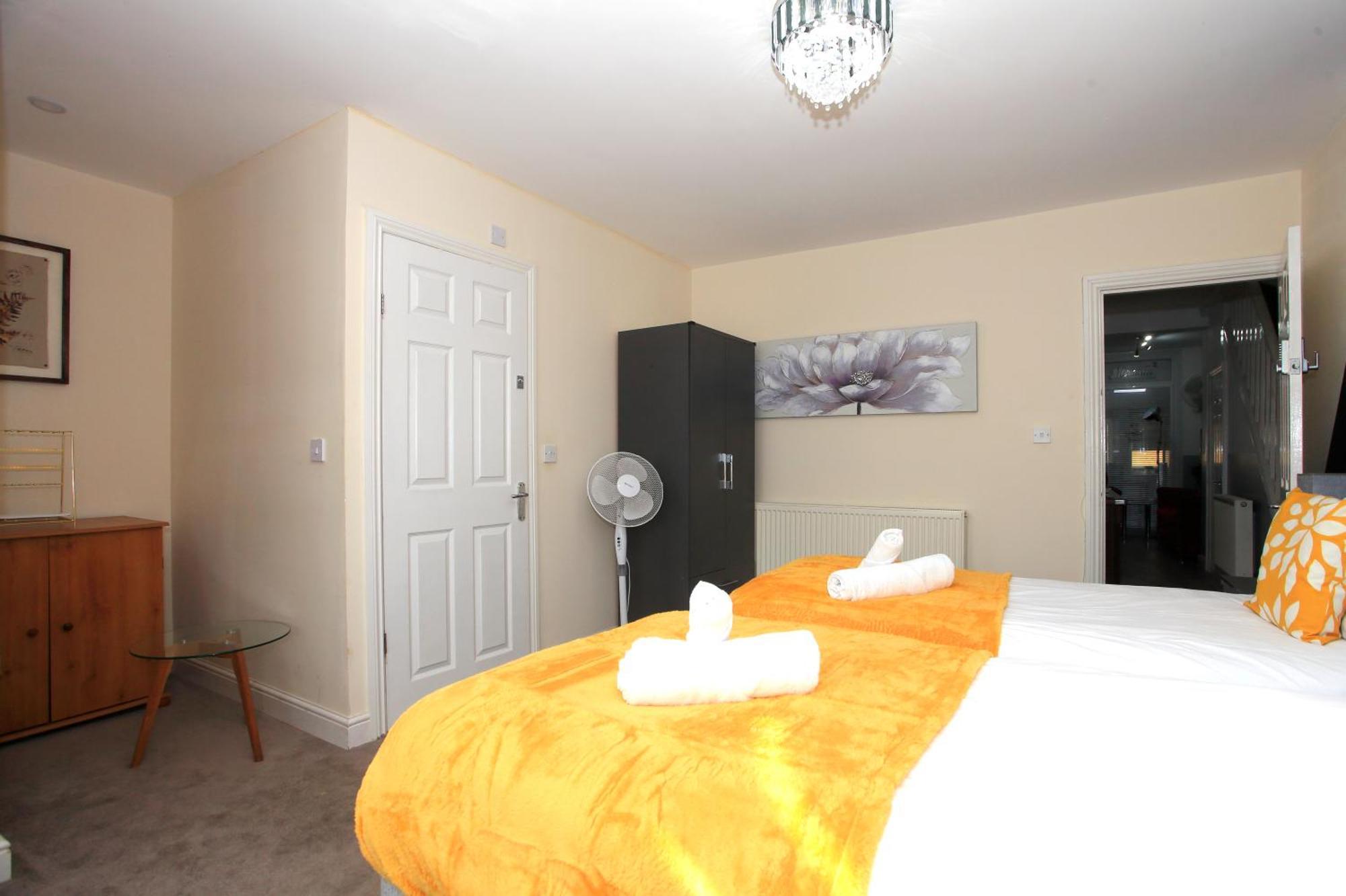 Luxury Hot Tub Entertainment Room Central Park ปีเตอร์โบโรห์ ภายนอก รูปภาพ