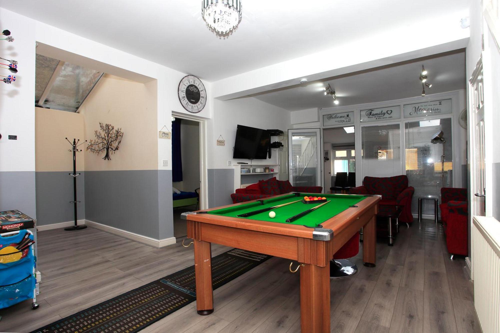 Luxury Hot Tub Entertainment Room Central Park ปีเตอร์โบโรห์ ภายนอก รูปภาพ