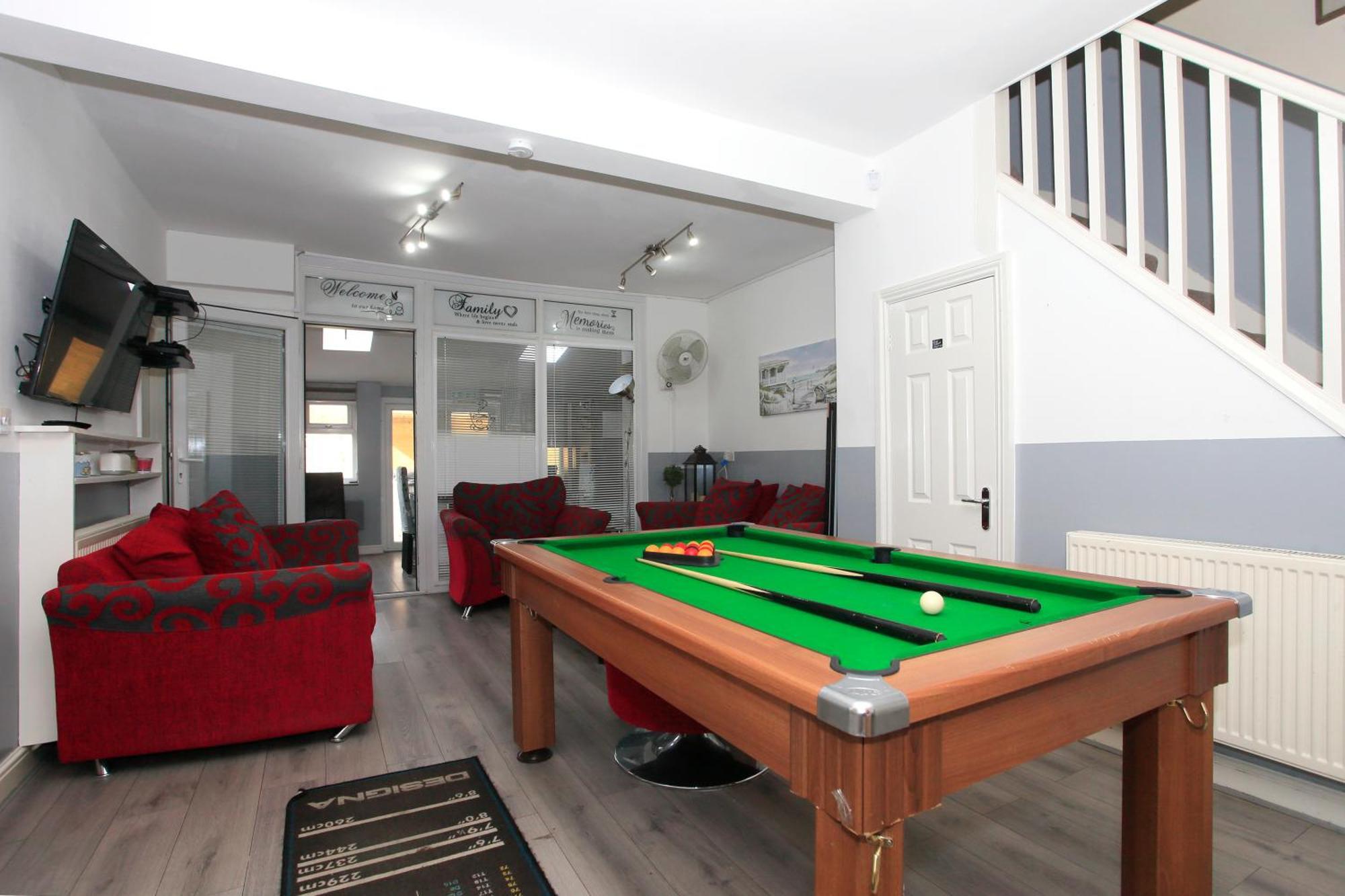 Luxury Hot Tub Entertainment Room Central Park ปีเตอร์โบโรห์ ภายนอก รูปภาพ